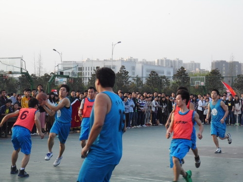 必赢3003no1线路检测中心篮球赛交通与汽车工程学院再次获胜1.jpg