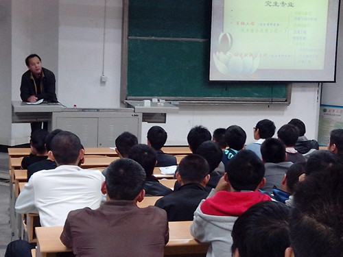 陈翀院长为到场学生细心讲解考研事宜.jpg